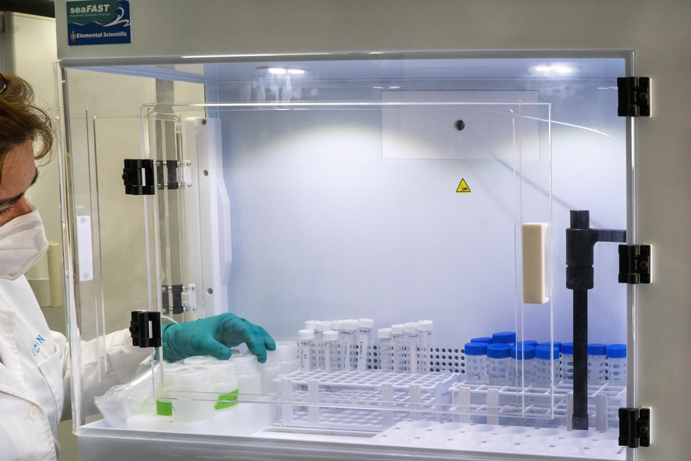 Adquisición de equipo ICP-OES y un sistema de preconcentración de metales en muestras de agua de mar en el ICMAN-CSIC