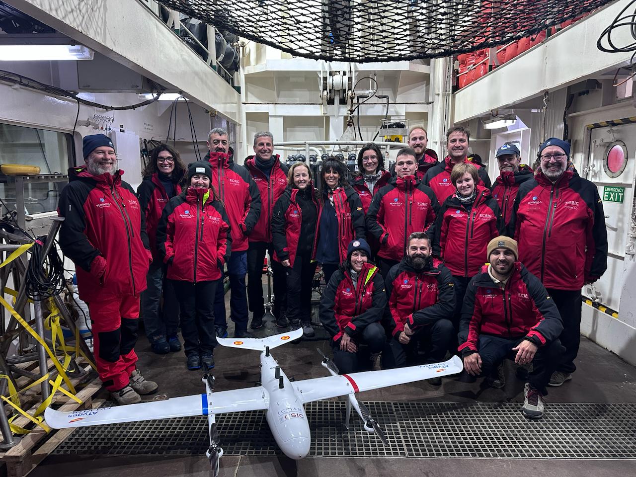 Visita_SARMIENTO_DICHOSO_Presidenta Autoridades del Ministerio de Ciencia, Innovación y Universidades y del CSIC visitan el BIO Sarmiento de Gamboa en la Antártida junto al equipo del proyecto DICHOSO